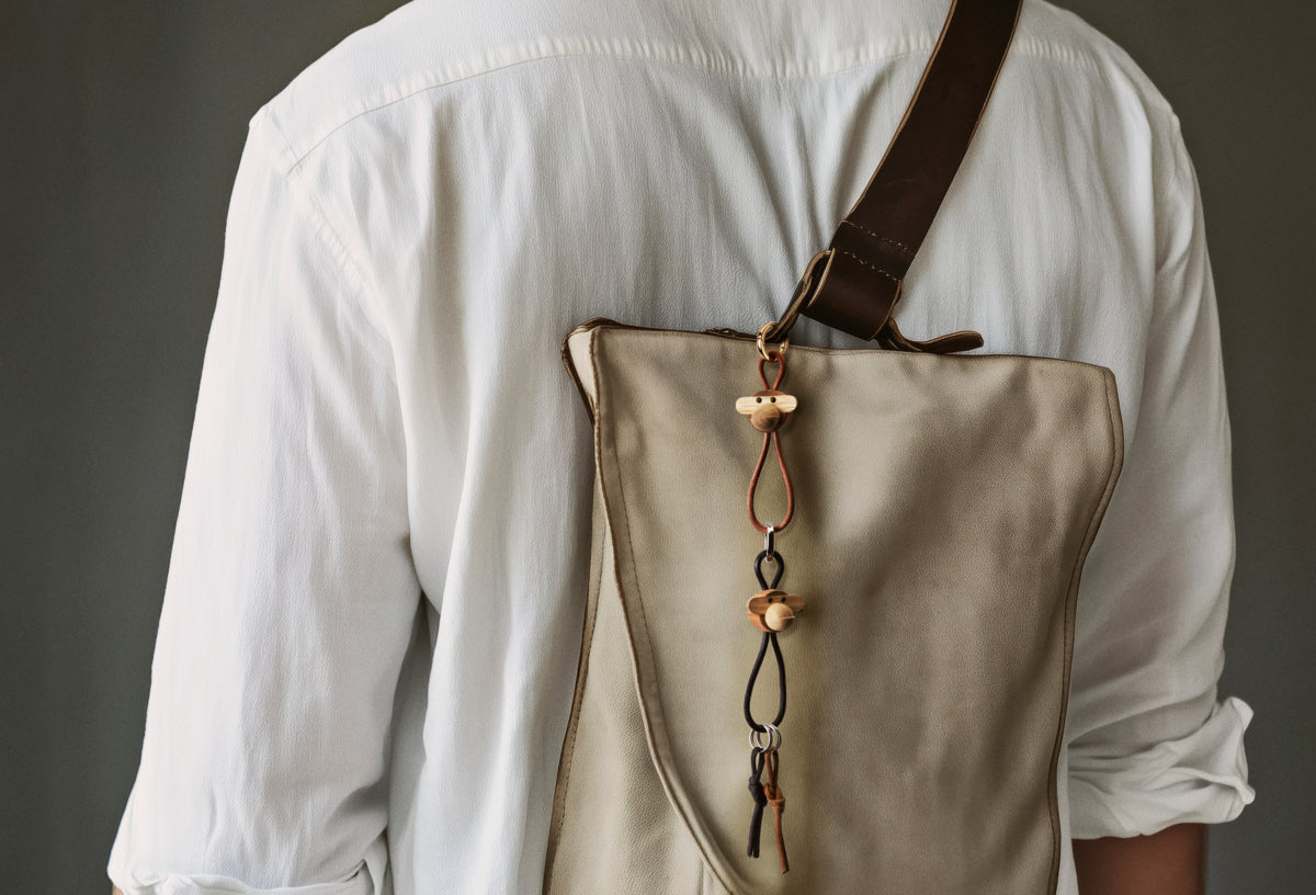 Abe nøglering - guldfarvet/teak/limba